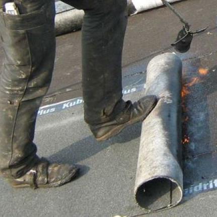 Dachpappe wird aufgebaut